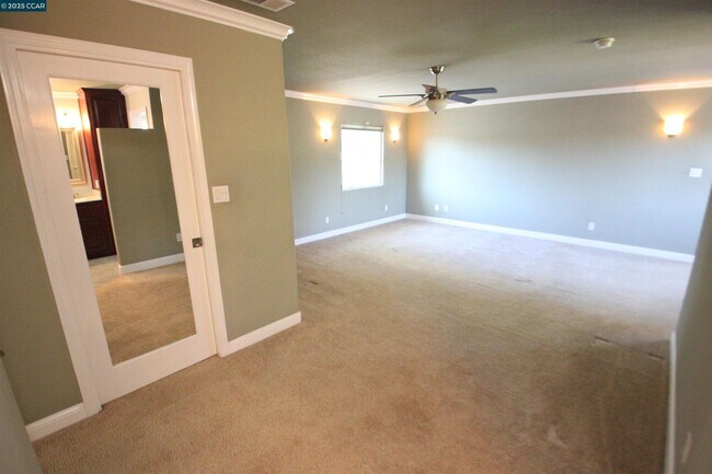 Building Photo - 898 Luxury Dr