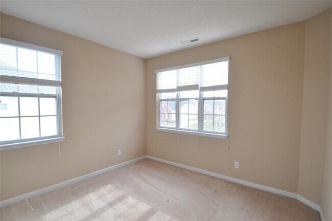Building Photo - 2556 Diamond Lake Dr