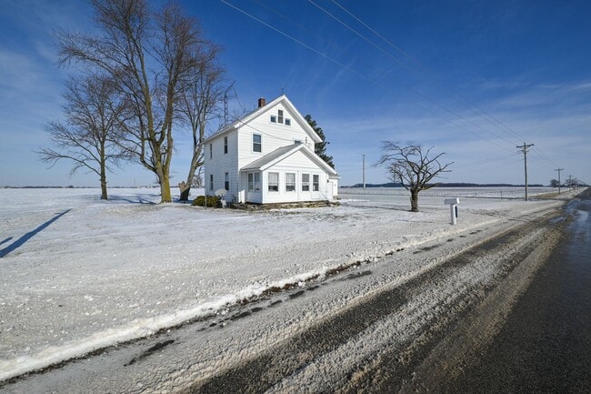 Building Photo - Large 4 Bedroom/2 Bath Home For Rent