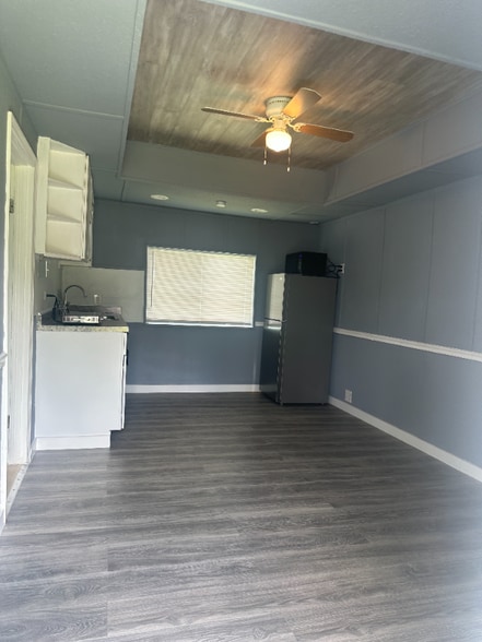 Building Photo - 1064 N Tamiami Trl