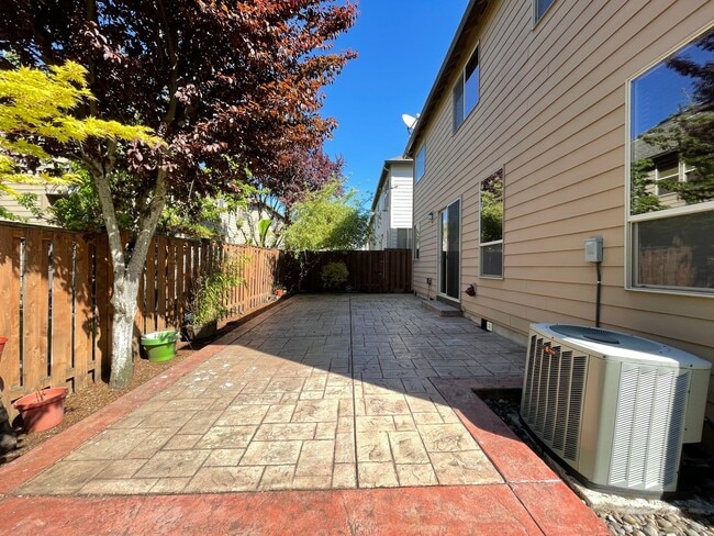 Building Photo - Beautiful 4br/2.5ba House with office, fenced yard, 2 car garage and AC