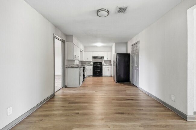 Building Photo - 5413 Vae Dr