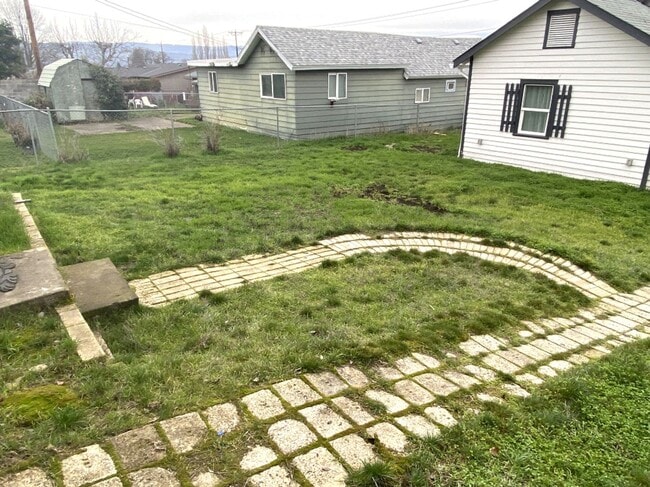 Building Photo - Remodeled Cottage