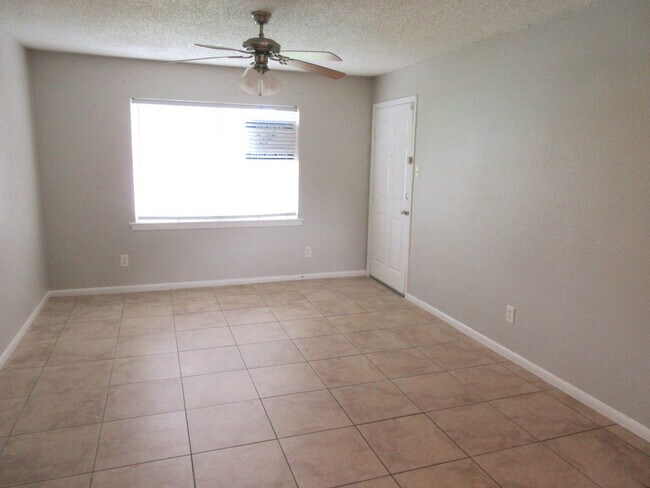 Building Photo - Spring Branch Condo  ALL BILLS PAID!