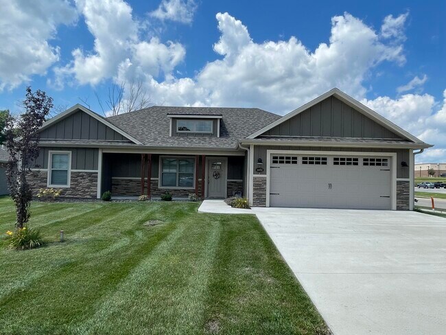 Primary Photo - 1451 Spring Mountain Dr