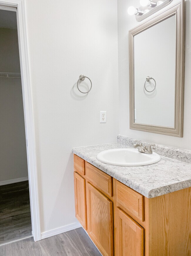 Ensuite - 704 N Cottonwood Ave