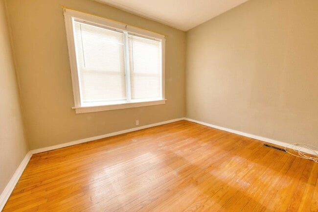 Building Photo - Charming & Spacious 3-Bedroom Unit with Private Master Suite