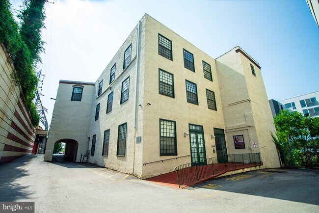 Building Photo - 4 Leverington Ave