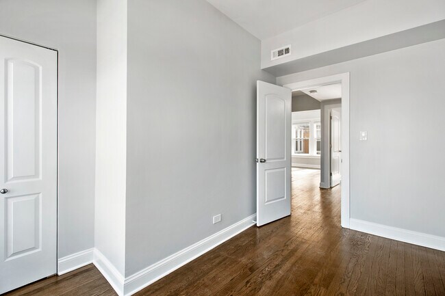 Building Photo - 1110 W Glenlake Ave