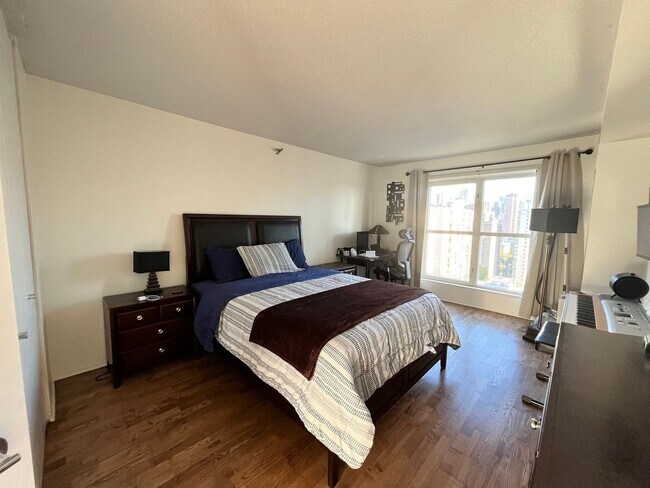 Building Photo - 1212N N La Salle Dr