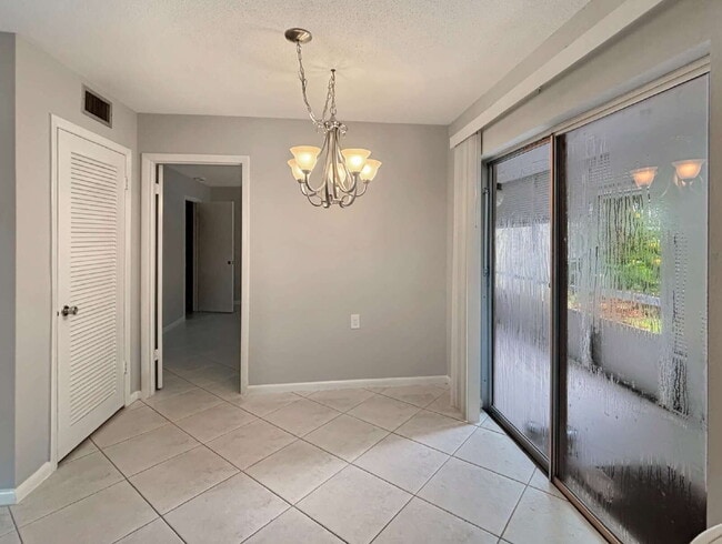 Building Photo - Well-Maintained 2-Bedroom Condo in Meridian Park | 55+ Community | Palm Beach Gardens
