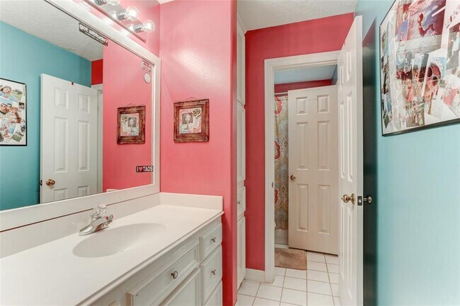 Building Photo - 1706 Country Squire Dr