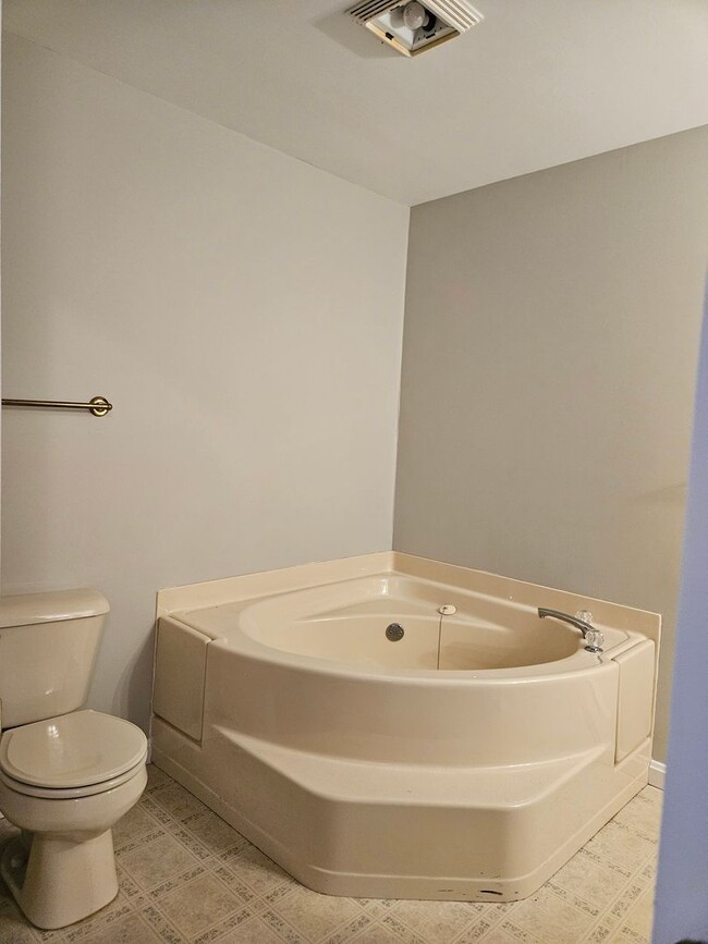 Building Photo - 2 Bedroom House Available November 10 2025