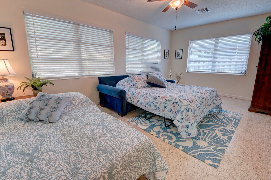 Sunroom as 3rd bedroom - 3605 Iroquois Ave