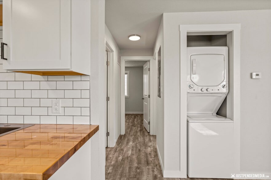 W/D in unit - 1027 Juneau St