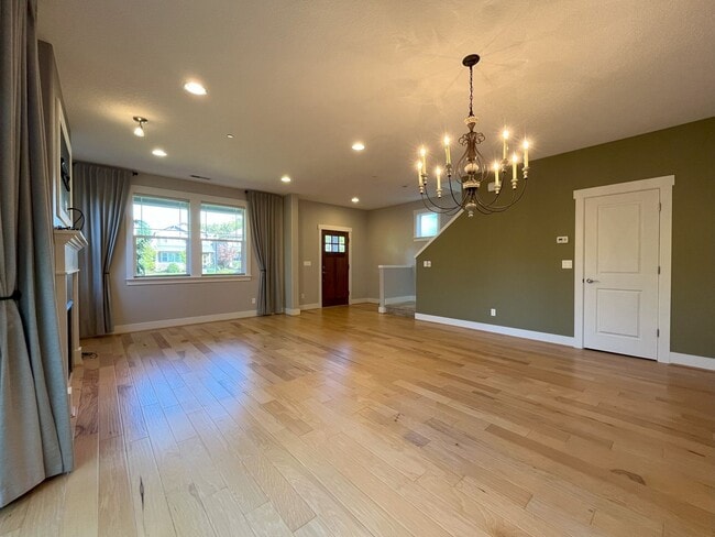 Building Photo - Modern 4-Bedroom End Unit with Community A...