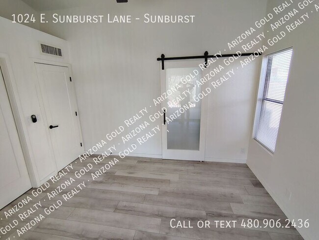 Building Photo - 1024 E Sunburst Ln