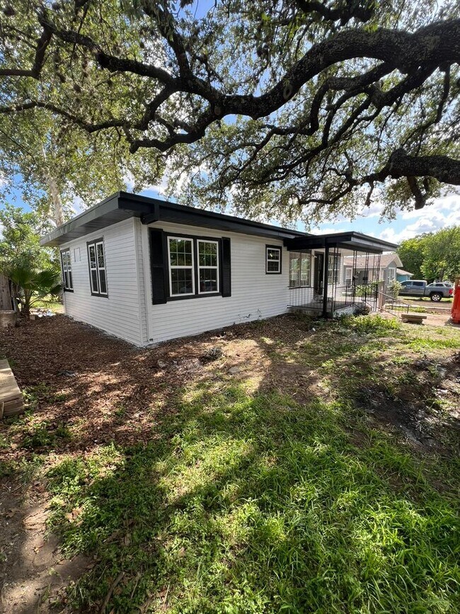 Building Photo - FOR RENT – 3 Bed / 1 Bath Home in San Anto...