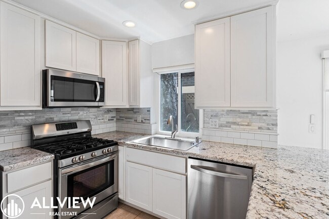 Building Photo - Gorgeous 3 Bed/2.5 Bath in Newport Beach Available Now!