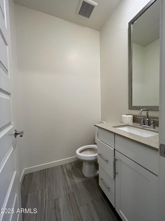 Building Photo - 710 N Bay Dr