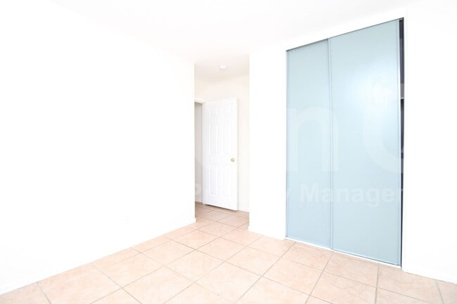 Building Photo - 667 W Jardin Dr