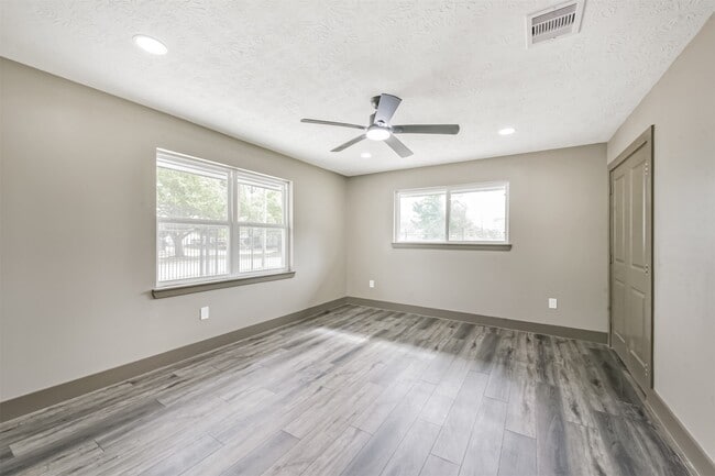 Building Photo - 9030 Almeda Genoa Rd