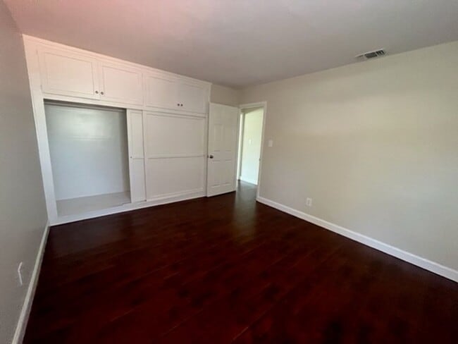 Building Photo - Spacious 2 bed 1bath home in the well desi...