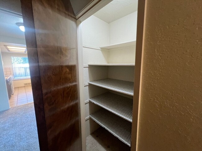 Building Photo - Single story home located in Lakewood Elementary School District!
