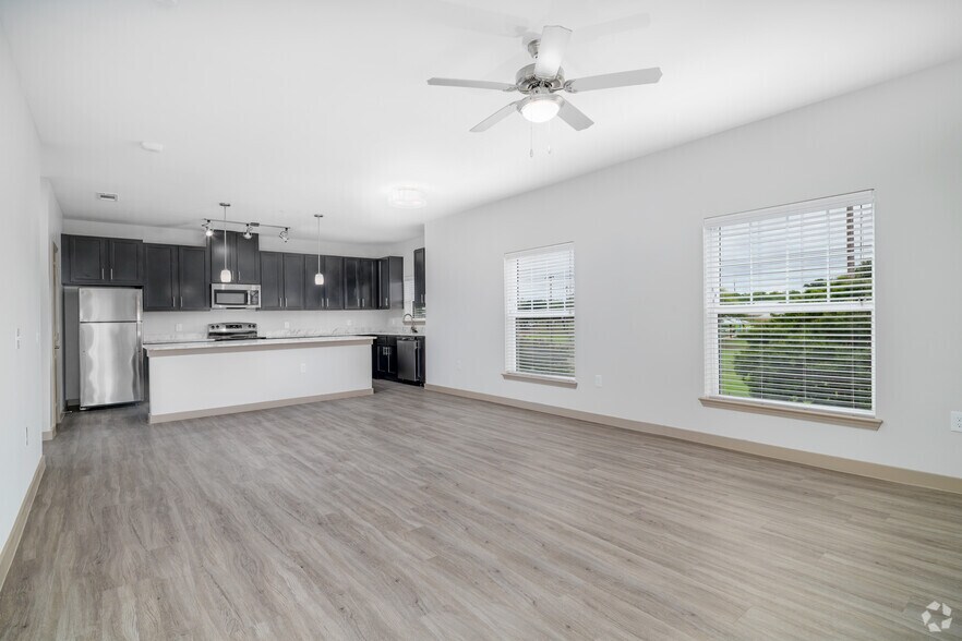 3BR, 2BA - 1382SF - Living Room - BARONS PARK