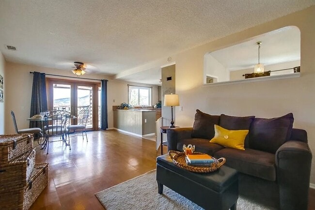 Building Photo - Charming 3 Bed 2 Bath In Spring Valley