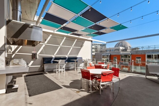 Building Photo - Modern Chic 2 bedroom at M2i