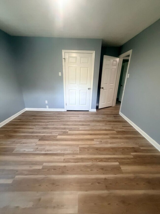 Building Photo - Spacious Maryville City Rental with Finished Basement & Lawn Care Included!