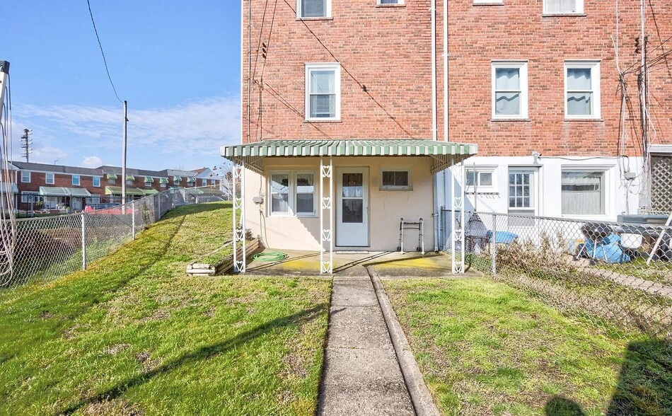 Outdoor area / rear parking - 1935 Searles Rd