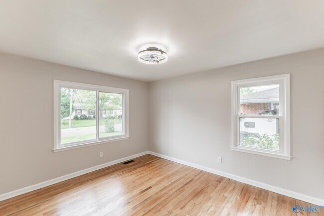 Building Photo - 816 Giles Dr NE