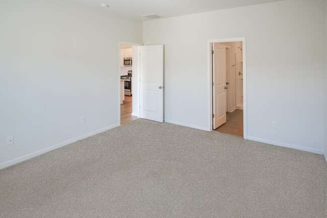 Building Photo - 700 Watercliff Dr