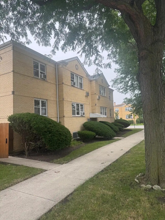 Building Photo - 6407 N Oak Park Ave