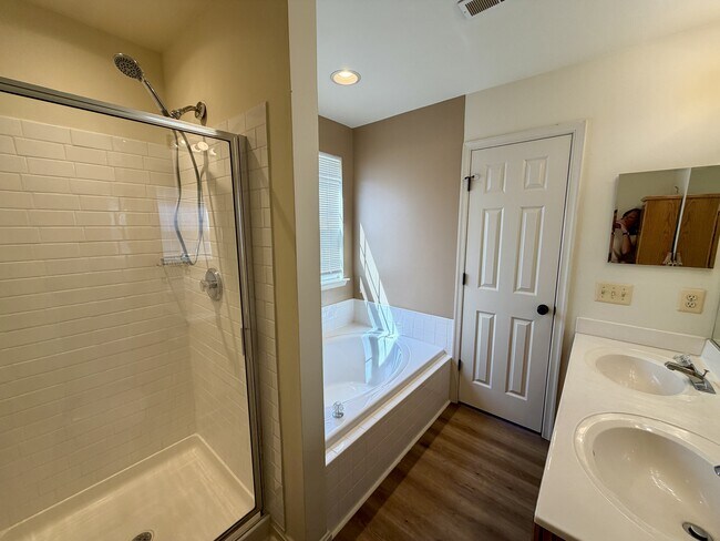 Building Photo - 197 Glenhurst Dr