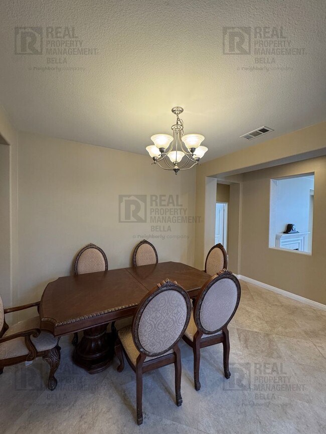 Building Photo - Ideal Layout! 4 Bedroom Home with Main Floor Bed/Bath & Open Loft