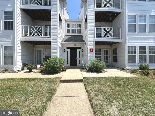 Primary Photo - Gorgeous Light-Filled 2BR/2BA Penthouse Condo in Piney Orchard.