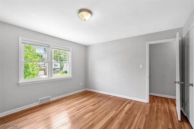 Building Photo - 1130 Haselton Rd