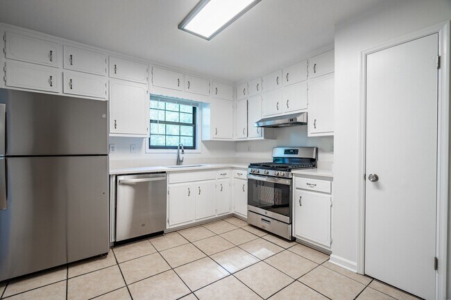 Building Photo - Stunningly renovated 4 bedroom 3 bathroom ...