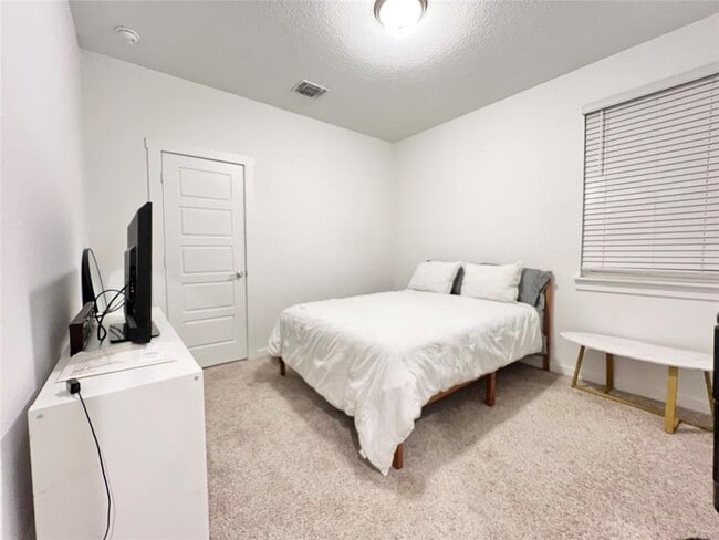 Building Photo - 2307 Langdale Ln