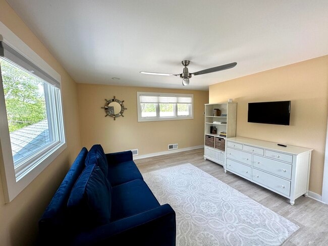 Building Photo - 4515 N Lake Dr