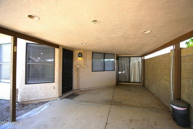 Building Photo - 924 E Manor Dr