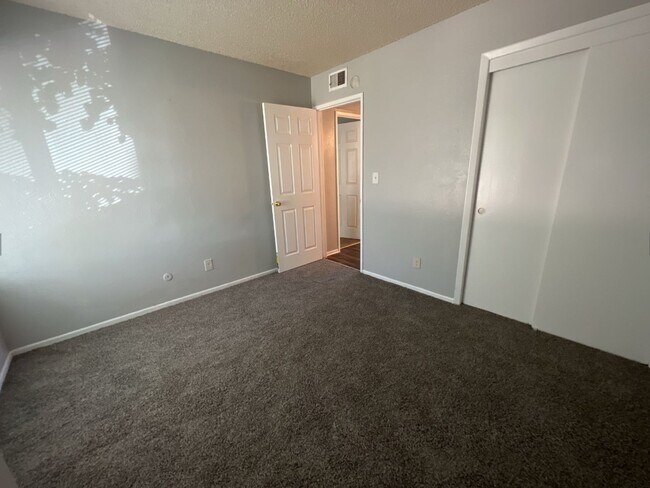 Building Photo - 2 Bedroom 1 Bathroom Apartment in Aurora  **Move-In Special**