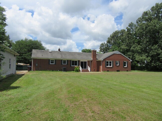 Building Photo - Beautiful Home with a Country Setting