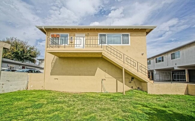 Front entrance - 2016 Nelson Ave