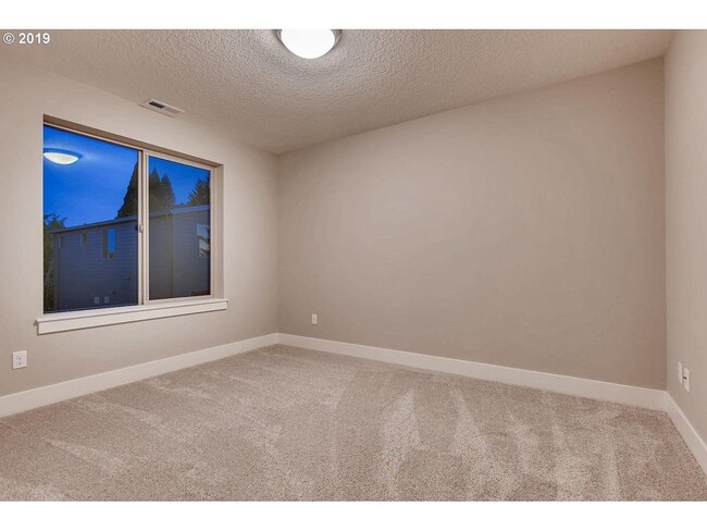 Building Photo - Great newer 3 story Townhouse behind Cooper Mountain elementary