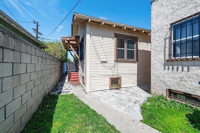 Building Photo - 1321 E 48th St