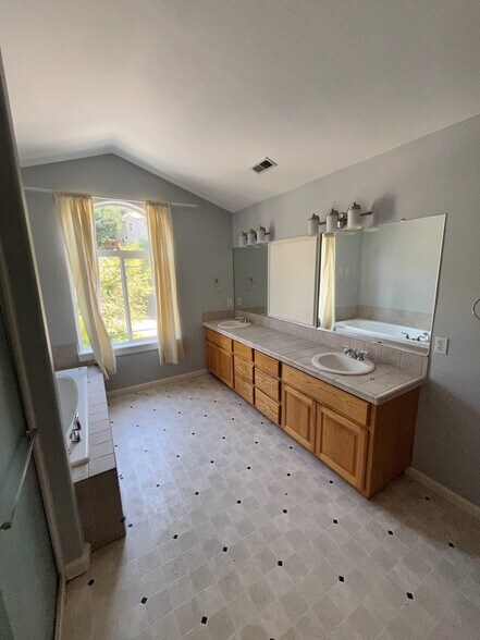 Master bathroom - 7739 SW Carrollon Dr